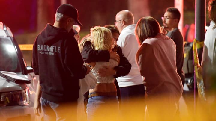 在千橡树中，至少有12人在加利福尼亚酒吧大规模射击中丧生