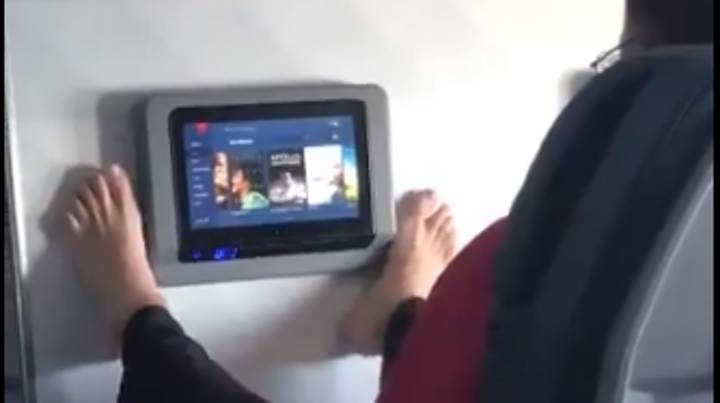 Twitter用户进入飞机乘客以使用脚滑动电视屏幕