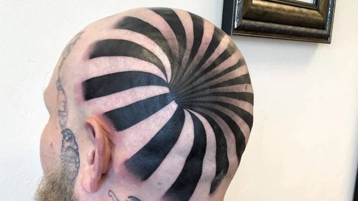 光学幻觉纹身看起来像是人的秃头的一个洞
