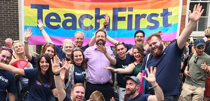这位老师正在使他的学校成为LGBT+学生更开放的地方