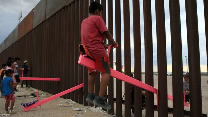 美国和墨西哥之间的边界墙跷跷板获得设计奖