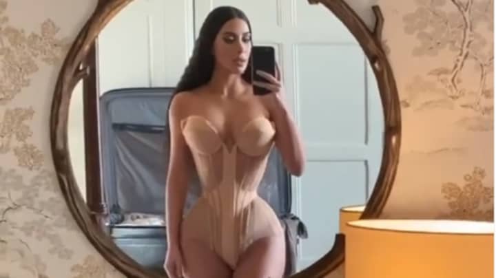 金·卡戴珊（Kim Kardashian）的粉丝担心她在最近的紧身胸衣视频中“脱掉了肋骨”“width=