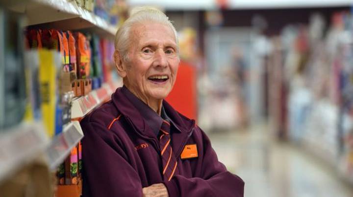 英国最古老的超市员工在95岁时退休