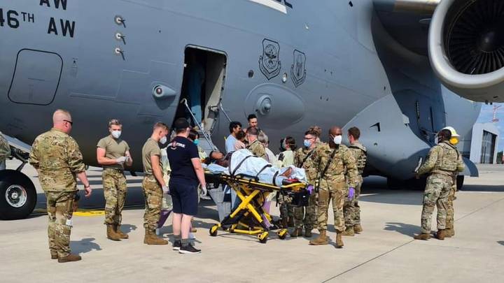 阿富汗妇女撤离后，在美国军用飞机上生下