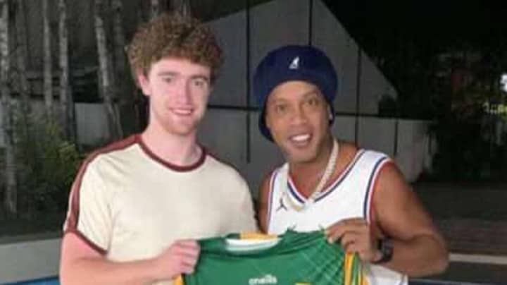 爱尔兰家伙成为罗纳尔迪尼奥（Ronaldinho）并访问他的巴西家