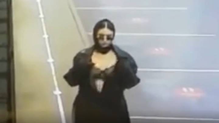 神秘的女人对CCTV相机进行迷你脱衣舞“imgWitdh=