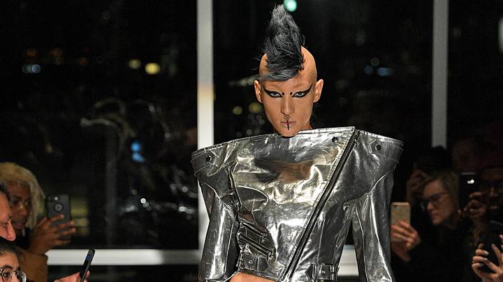 时装设计师在纽约时装周展示了“耻骨假发”